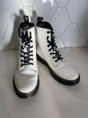 Dr. Martens Zavala Black and white Shoe Label